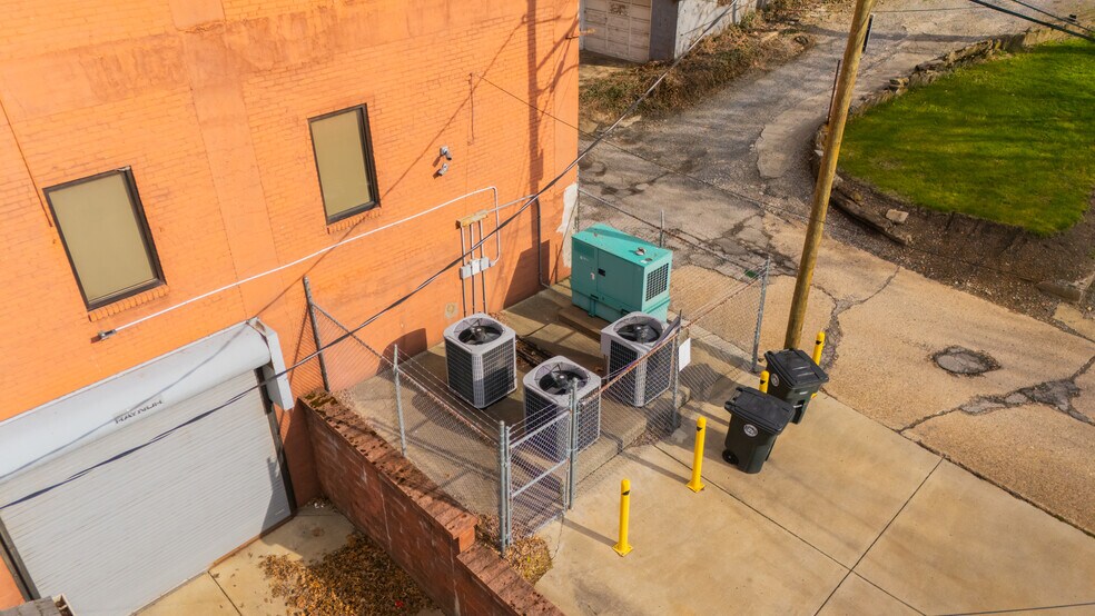 More Photos Of 1439 Sunset Blvd, Steubenville Flex For Sale