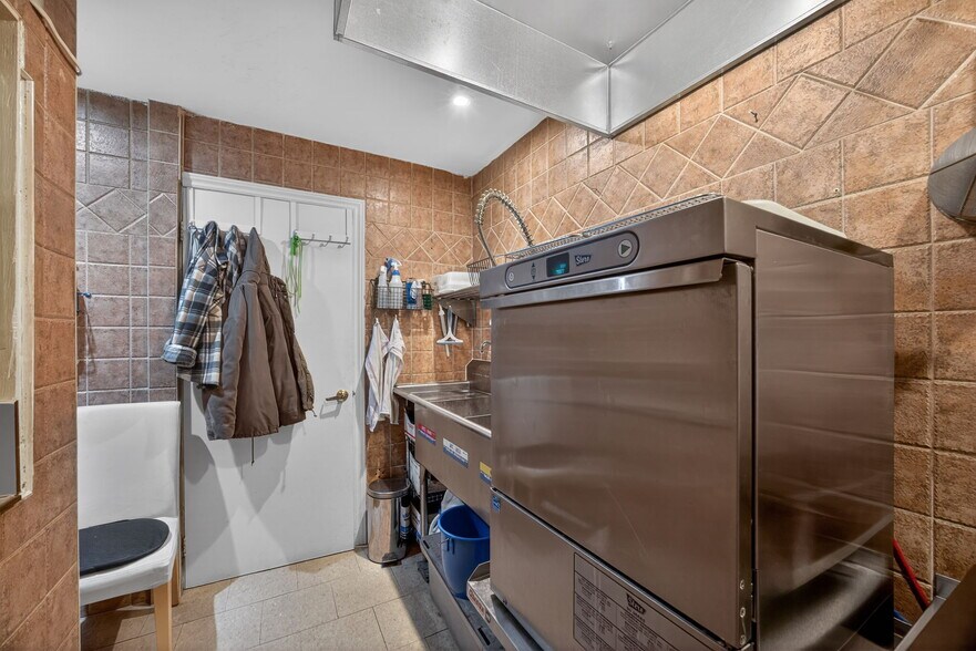 More Photos Of 56 Yonge St S, Springwater Fast Food For Sale