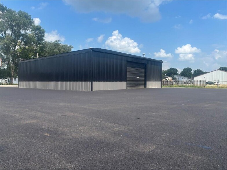 Primary Photo Of 1937 Maple Ave, Mattoon Warehouse For Sale