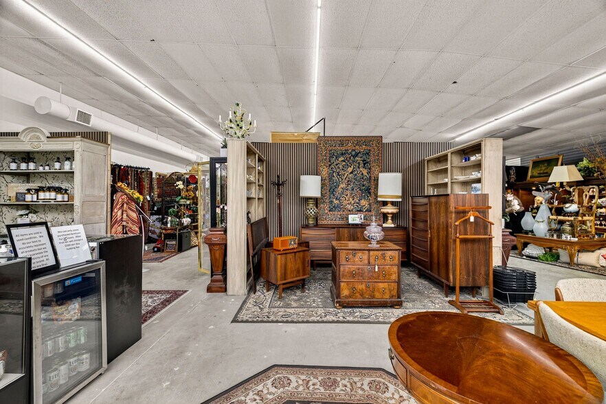 More Photos Of 1711 E Victory Dr, Savannah Storefront For Sale