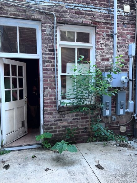 More Photos Of 17 1/2 N 17th St, Richmond Storefront Retail Office For Lease