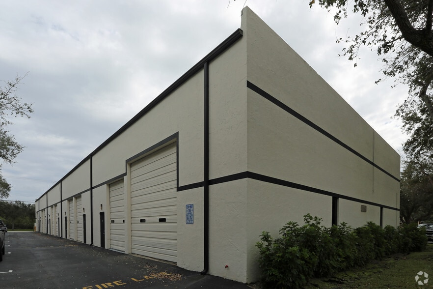 More Photos Of 10180 Riverside Dr, Palm Beach Gardens Warehouse For Lease