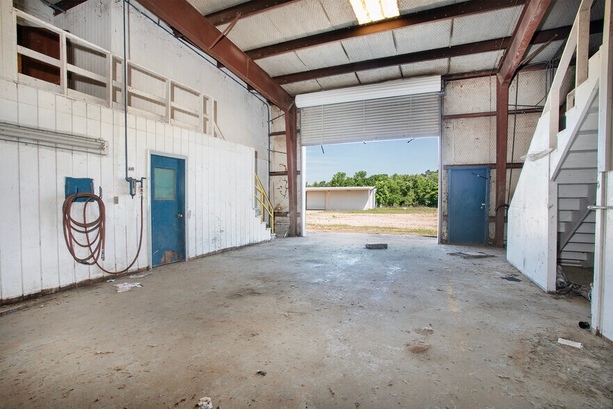 More Photos Of 5425 W Oak St, Palestine Flex For Lease