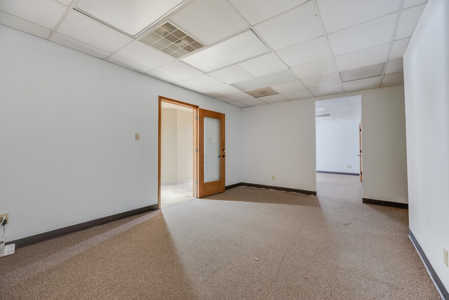 More Photos Of 726 Dalworth St, Grand Prairie Office For Sale