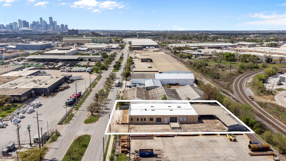 More Photos Of 5611 Clinton Dr, Houston Warehouse For Lease
