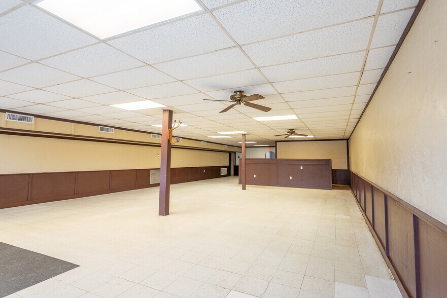 More Photos Of 114 S Teel Dr, Devine Restaurant For Sale