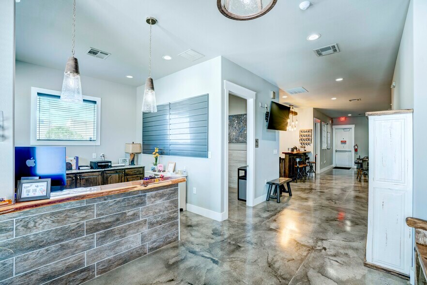 More Photos Of 5805 Starnes Rd, Watauga Office For Sale