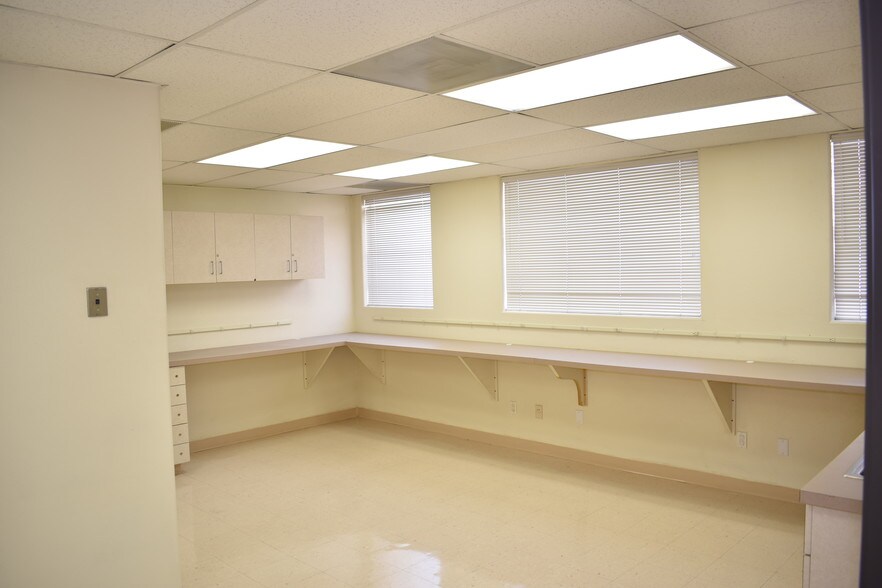 More Photos Of 2501 S Hill St, Los Angeles Office For Sale