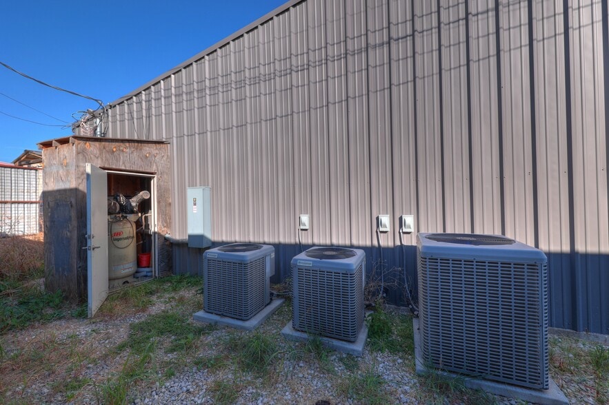 More Photos Of 110 Eds Way, Kerrville Service For Sale