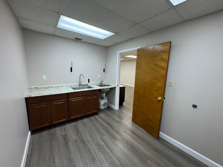 More Photos Of 3938 Sunbeam Rd, Jacksonville Medical For Lease