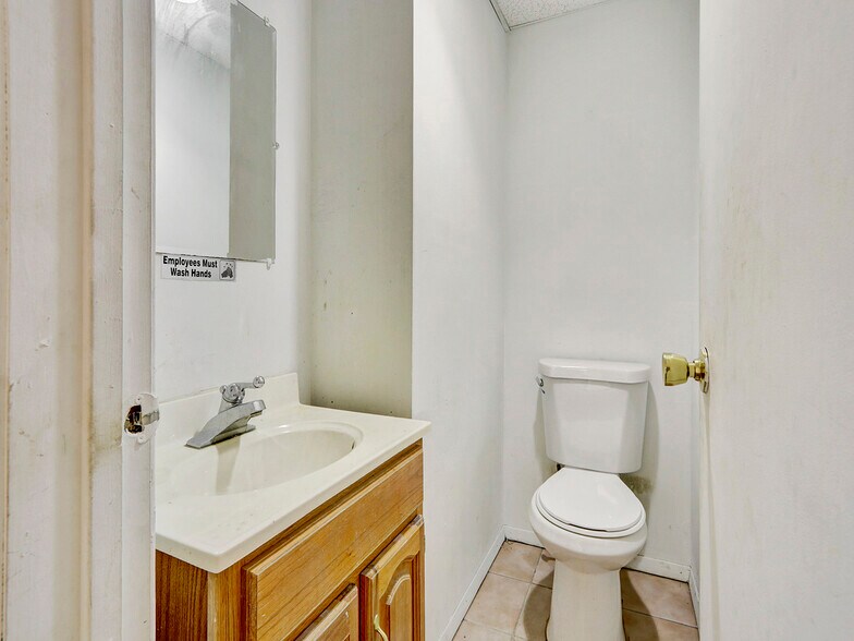 More Photos Of 1919 Deer Park Ave, Deer Park Office For Sale