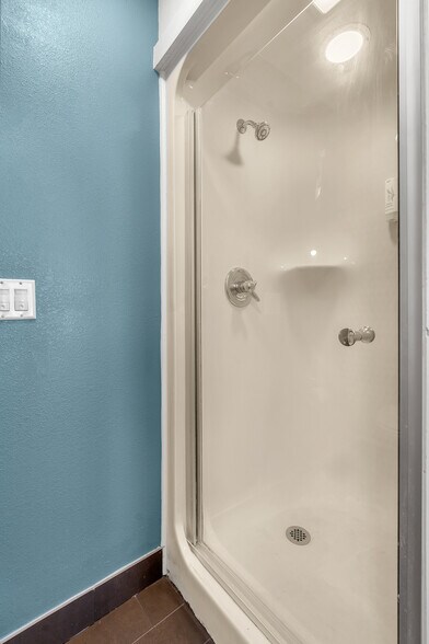 More Photos Of 220 Caravan Dr, Elkhart Hotel For Sale