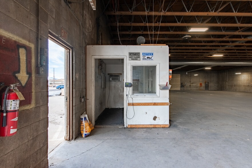 More Photos Of 248-282 W 33rd St, Ogden Distribution For Lease