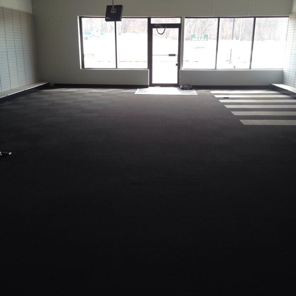 More Photos Of 396 Schilling Dr S, Dundas Storefront For Lease