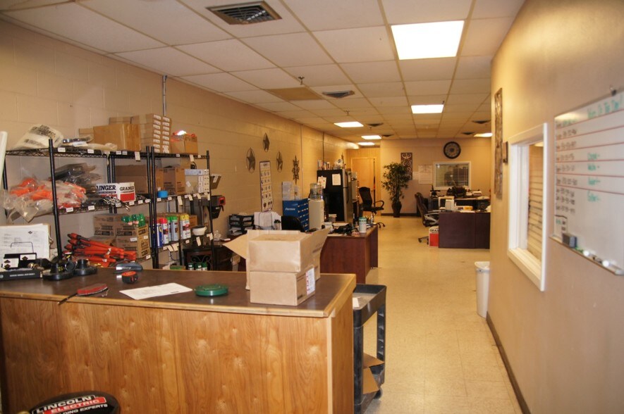 More Photos Of 1301 East Ave, Carrizo Springs Warehouse For Lease