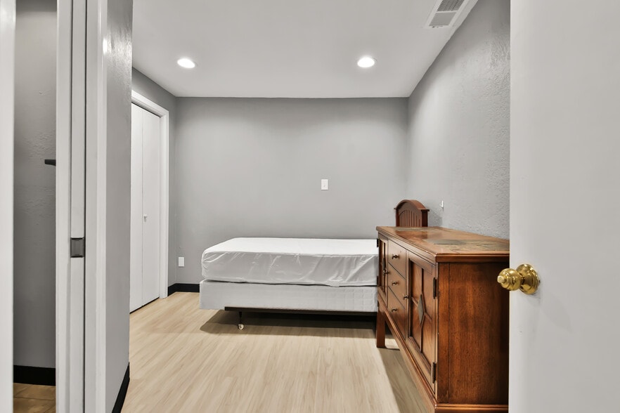 More Photos Of 1014 Broadway St, Lubbock Office For Sale