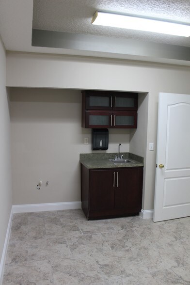More Photos Of 12627 San Jose Blvd, Jacksonville Medical For Lease