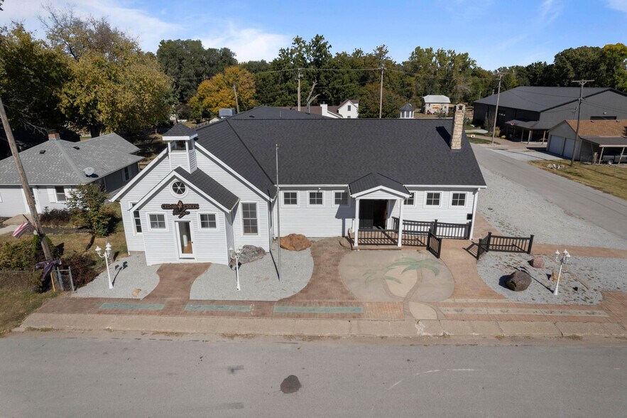 Primary Photo Of 109 E B St, Cedar Creek Freestanding For Sale