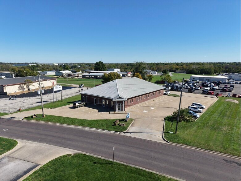 More Photos Of 125 Winchester Dr, Sedalia Office For Lease