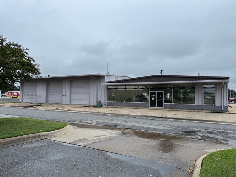 Primary Photo Of 812 Merriman Street, Conway Flex For Sale