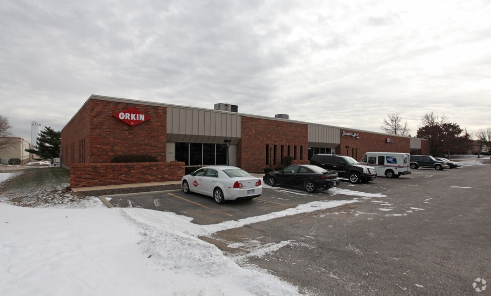 More Photos Of 8605-8619 Quivira Rd, Lenexa Light Distribution For Lease