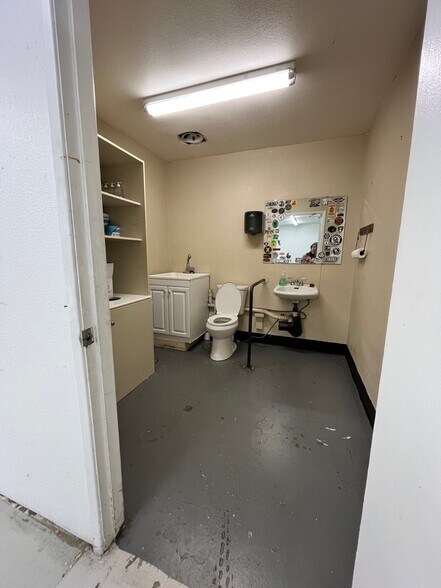 More Photos Of 1204 Bendigo Blvd N, North Bend Auto Dealership For Lease