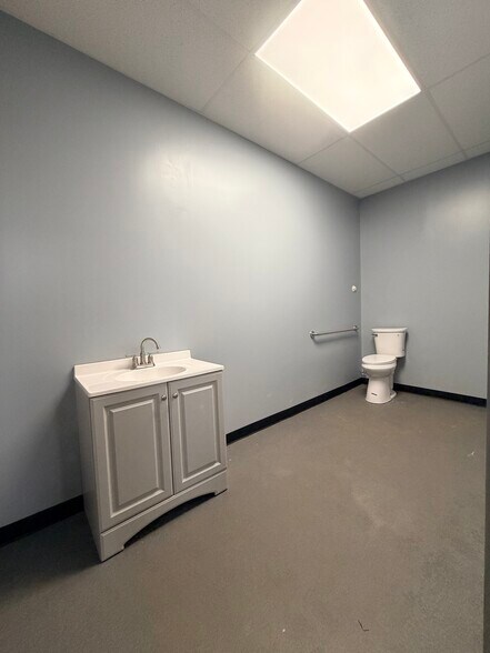 More Photos Of 595 Meadow Ave, Washington Warehouse For Lease