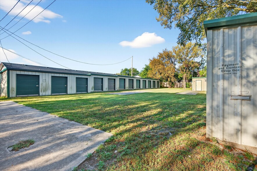 More Photos Of 104 S Commercial St, Bells Self Storage For Sale