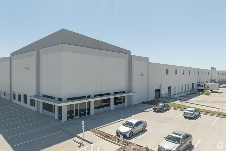 More Photos Of 7737 Cherokee Rd, Katy Distribution For Sale
