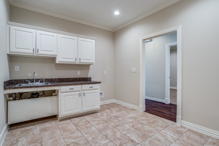 More Photos Of 425 Old Newman Rd, Frisco Medical For Sale