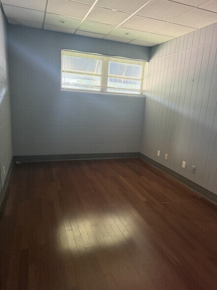 More Photos Of 1962 Madison Ave, Memphis Office For Sale