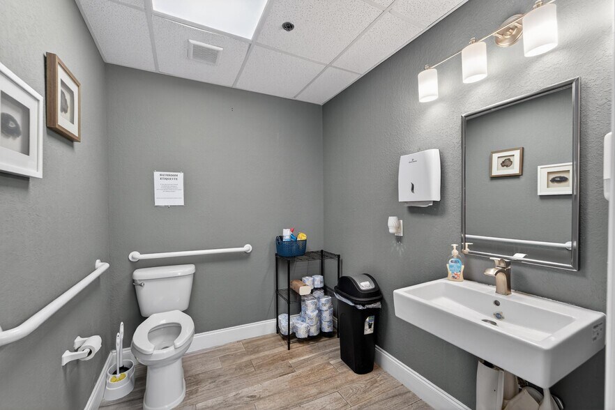 More Photos Of 3411 N 29th St, Tampa Office For Sale