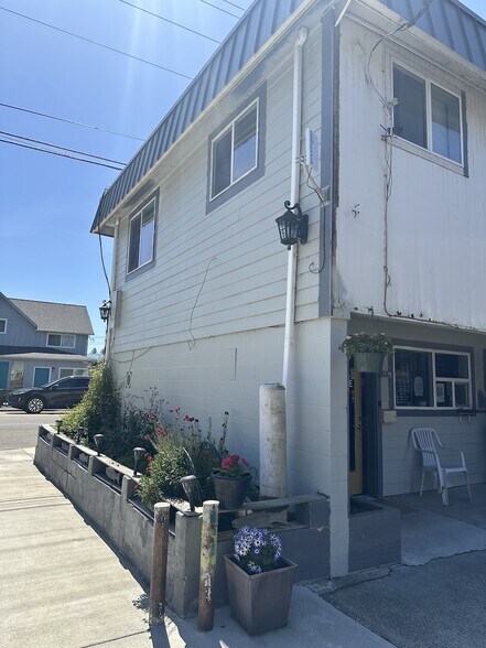 More Photos Of 126 Spruce St E, Ilwaco Hotel For Sale