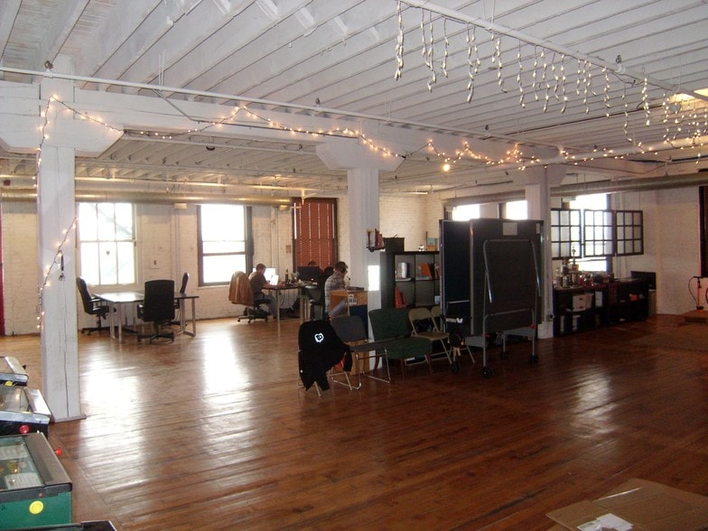 More Photos Of 346 N Justine St, Chicago Light Distribution For Lease