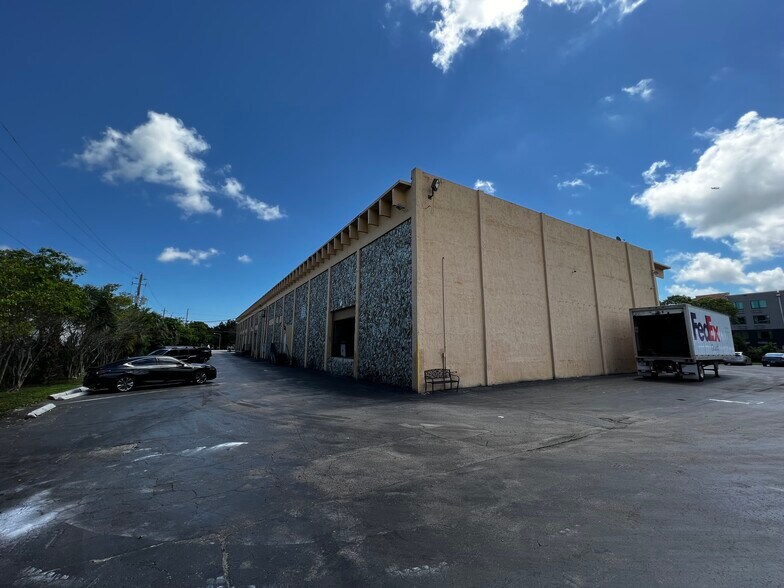 More Photos Of 6245 N Powerline Rd, Fort Lauderdale Light Distribution For Lease