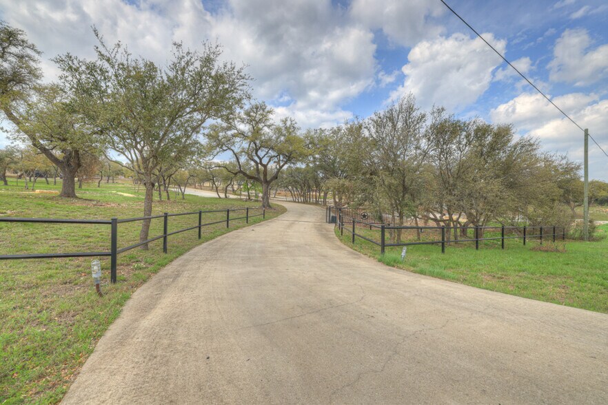 More Photos Of 30665 N Us Hwy 281, Bulverde Office For Sale