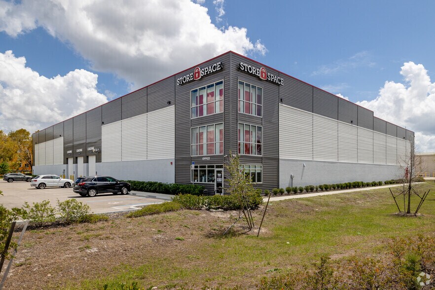 More Photos Of 2320 E Mall Dr, Fort Myers Warehouse For Lease