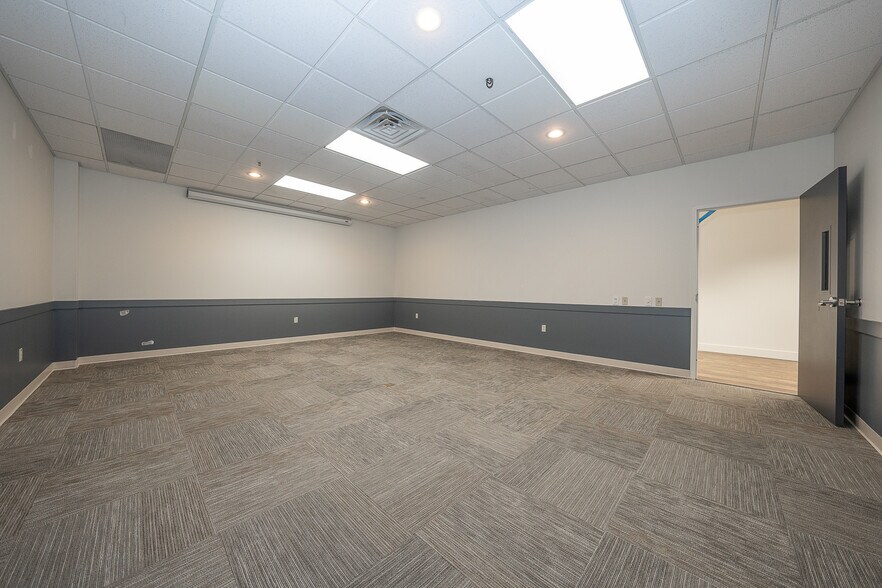 More Photos Of 9 Iron Bridge Dr, Collegeville Industrial For Sale