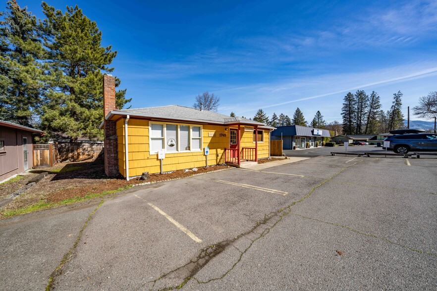 More Photos Of 1745 Ashland St, Ashland Medical For Sale