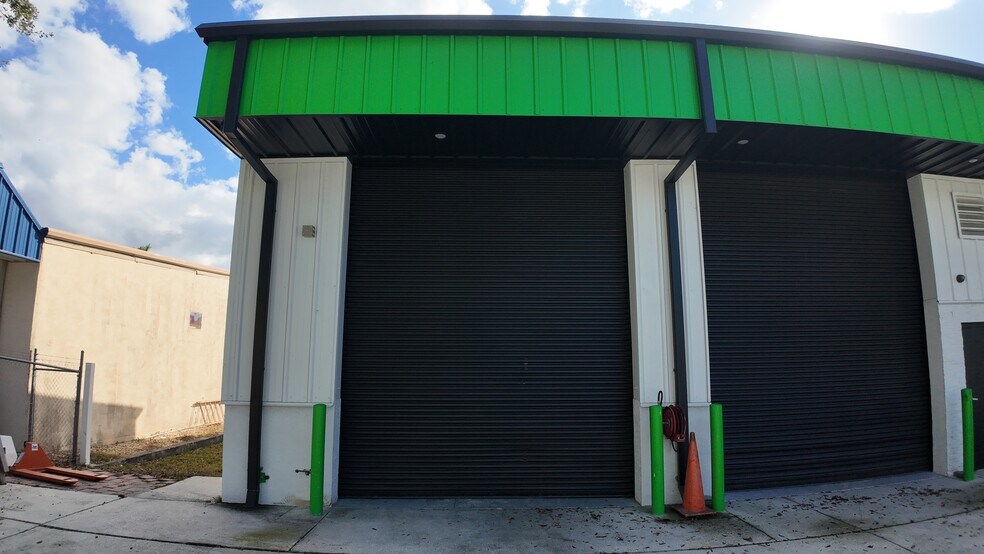 More Photos Of 2024 Princeton St, Sarasota Warehouse For Lease