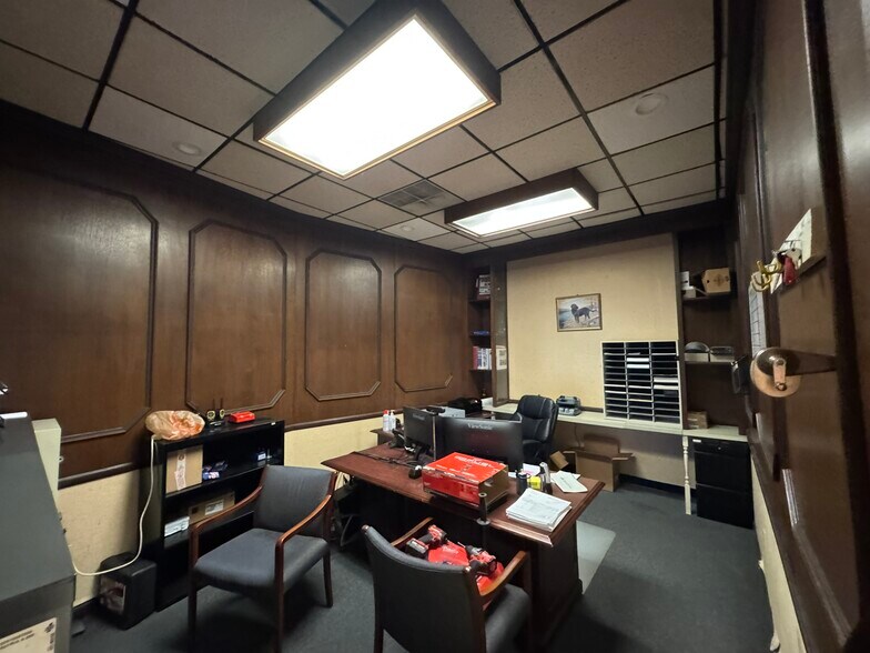 More Photos Of 2000 E Roosevelt Rd, Little Rock Showroom For Lease