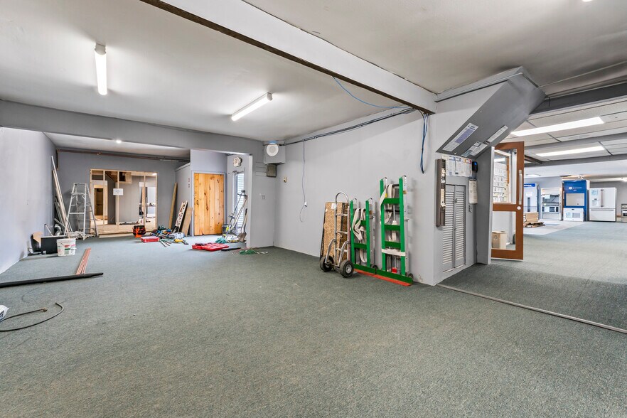 More Photos Of 680 Maine Ave, Farmingdale Storefront Retail Office For Lease