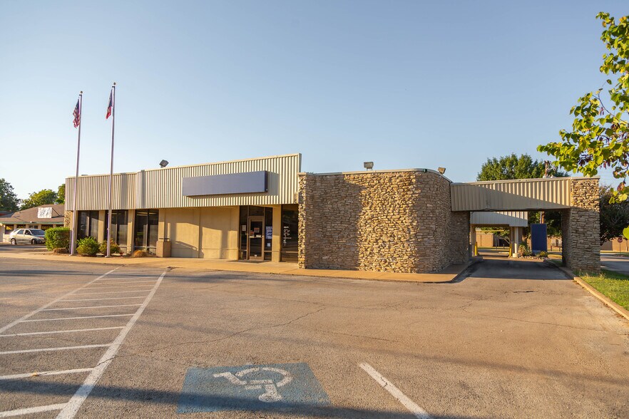 Primary Photo Of 702 W Pearl St, Granbury Bank For Lease