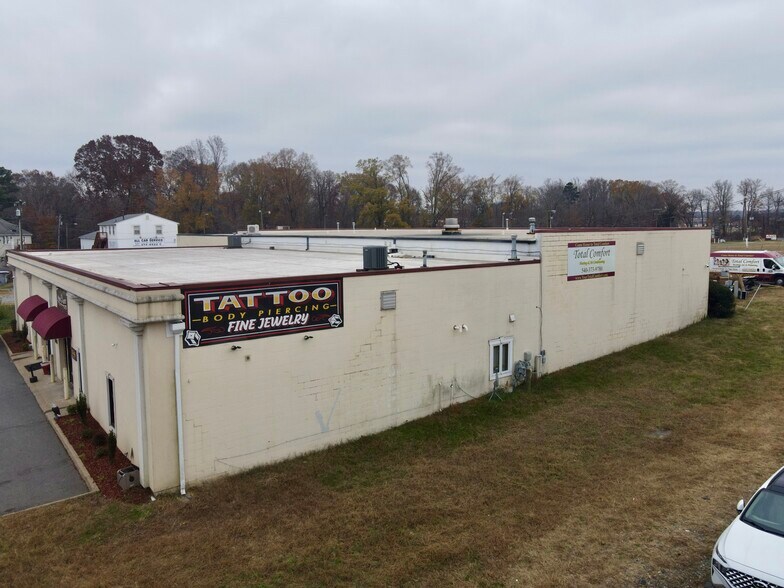 More Photos Of 1901 Dixon St, Fredericksburg Flex For Lease