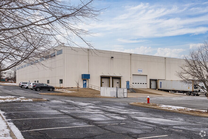 More Photos Of 600 Apgar Dr, Somerset Warehouse For Lease
