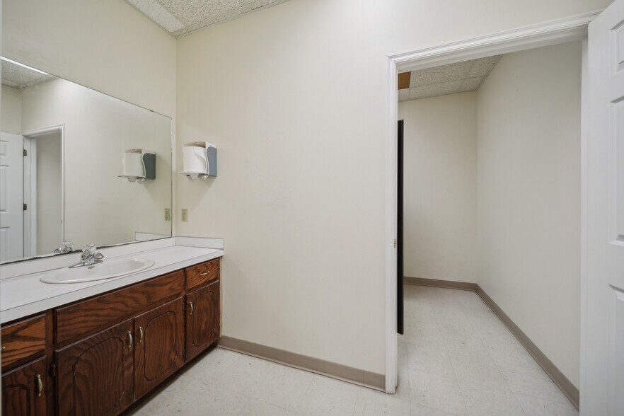 More Photos Of 710 S Adams St, Sapulpa Distribution For Sale