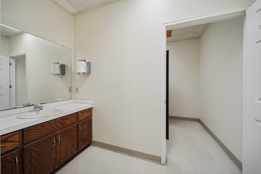 More Photos Of 710 S Adams St, Sapulpa Distribution For Sale