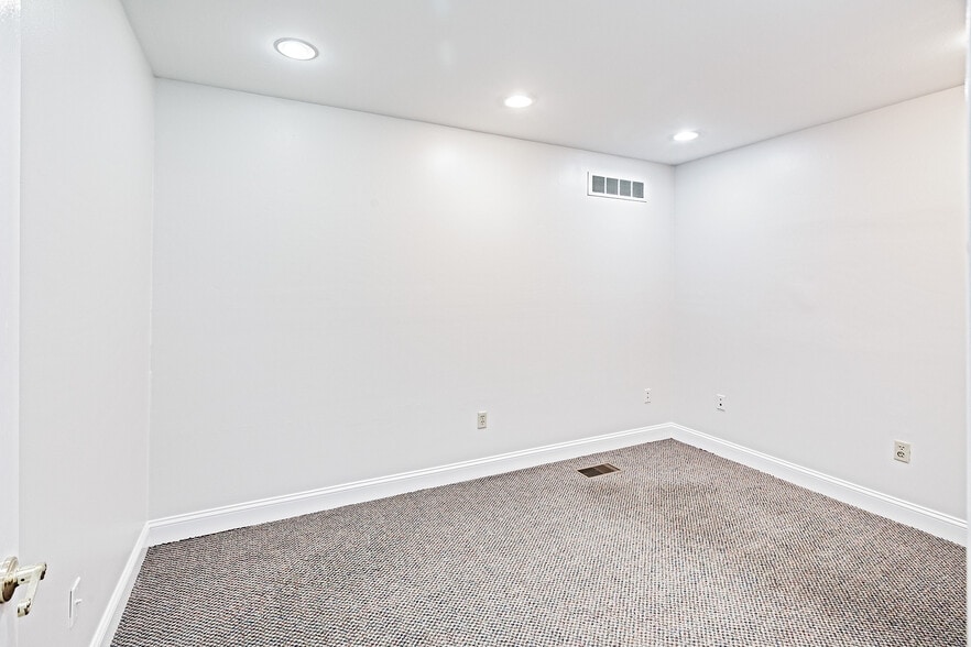 More Photos Of 5201-5215 W Woodmill Dr, Wilmington Medical For Sale