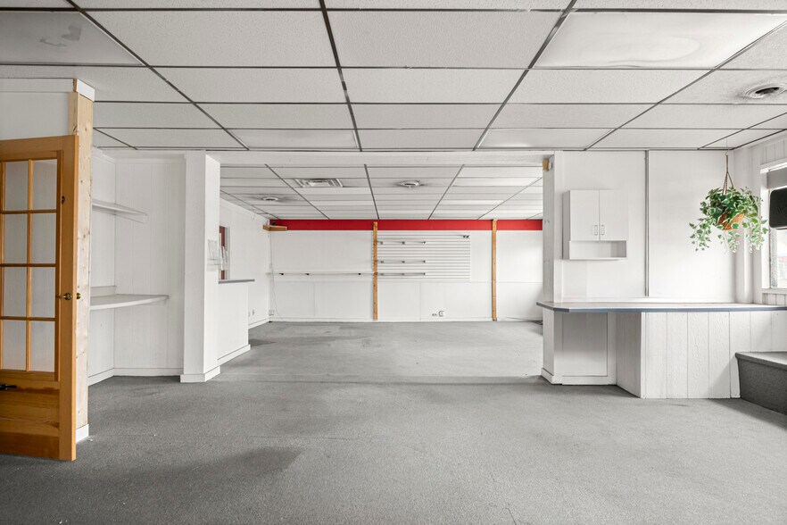 More Photos Of 26905 Plymouth Rd, Redford Township Freestanding For Lease