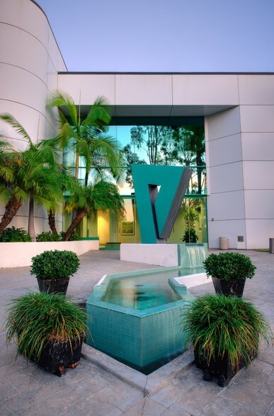 More Photos Of 16955 Via del Campo, San Diego Office For Lease